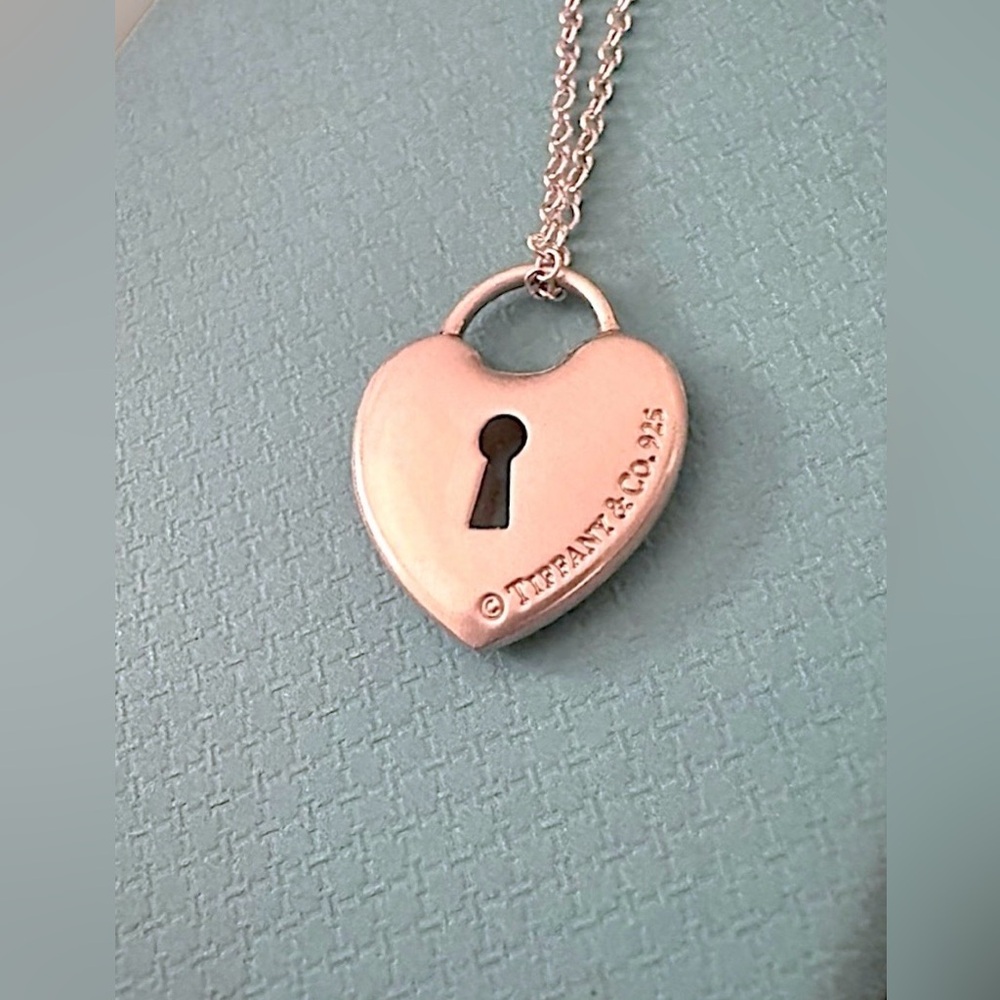Tiffany & Co. Vintage 925 Ster. Silver Medium Keyhole Heart Lock Necklace 22mm - Picture 3 of 8